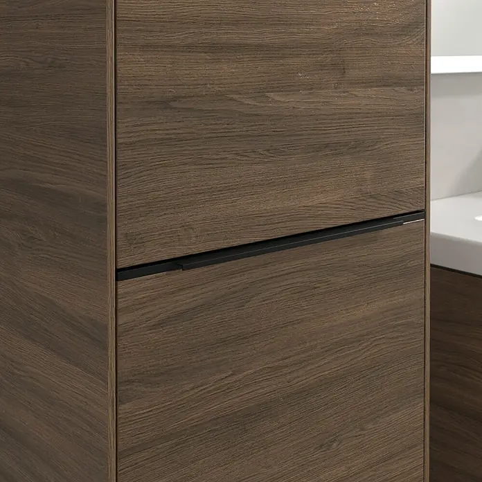 Villeroy & Boch Subway 3.0 Hochschrank - B x T x H: 40 x 36,2 x 171 cm, 1x Klappe mit Wäschekorb, 1x Tür, Arizona Oak, Farbe Griff: Volcano black, DIN Anschlag: Links - Nahaufnahme eines modernen Badezimmerschranks mit einer dunklen Holzmaserung und einem schlanken, schwarzen Griff.