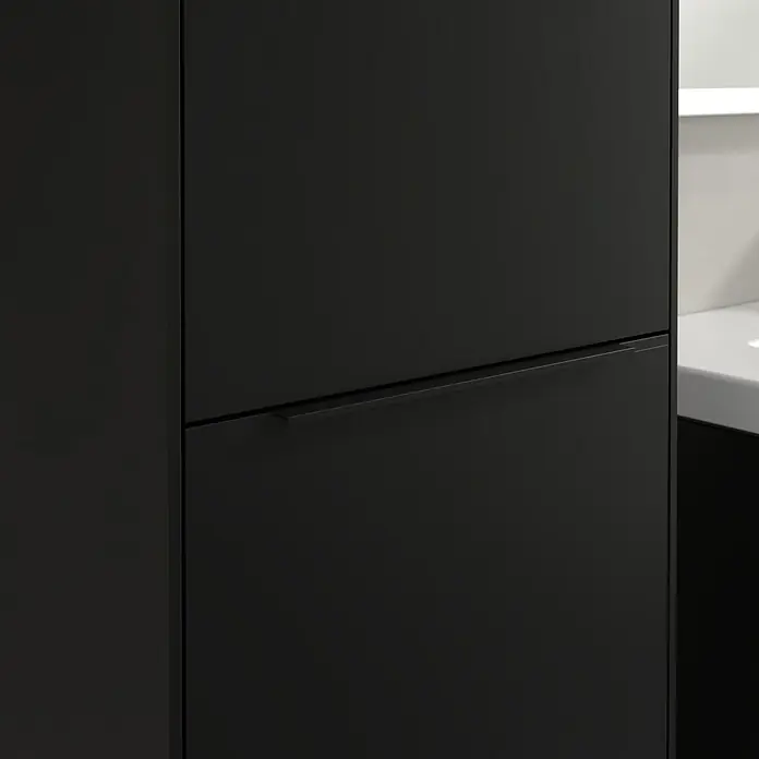 Villeroy & Boch Subway 3.0 Hochschrank - B x T x H: 40 x 36,2 x 171 cm, 1x Klappe mit Wäschekorb, 1x Tür, Volcano Black, Farbe Griff: Volcano black, DIN Anschlag: Links - Nahaufnahme eines modernen, schwarzen Badezimmerschranks mit minimalistischen Griffen, der elegantes Design und Funktionalität vereint.