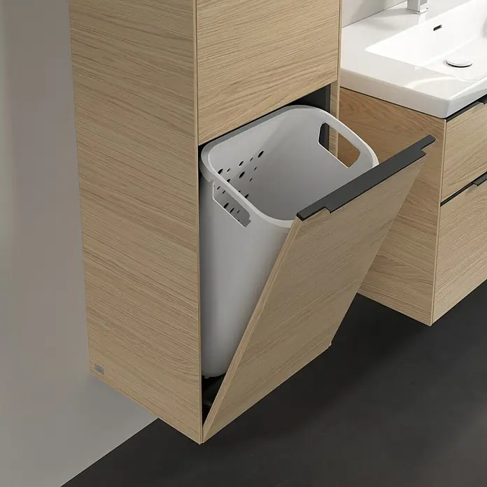 Villeroy & Boch Subway 3.0 Hochschrank - B x T x H: 40 x 36,2 x 171 cm, 1x Klappe mit Wäschekorb, 1x Tür, Nordik oak, Farbe Griff: Volcano black, DIN Anschlag: Links - Ein modernes Badezimmer mit einem hellen Holzschrank und einem integrierten Wäschekorb. Praktische Badmöbel zur stilvollen Aufbewahrung.