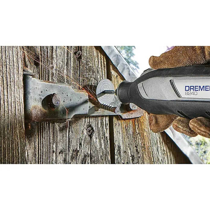 Dremel Akku-Multifunktionswerkzeug DREMEL® 8240 Platinum+ - 12 V, 1 Akku, 2 Ah, 65-tlg. Zubehör + 5 Vorsätze + Tragekoffer - Ein Dremel 8240 Multifunktionswerkzeug schneidet eine Schraube mit Funkenflug. Das Werkzeug ist gut sichtbar und im Fokus.
