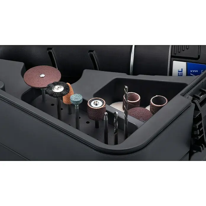 Dremel Akku-Multifunktionswerkzeug DREMEL® 8240 Platinum+ - 12 V, 1 Akku, 2 Ah, 65-tlg. Zubehör + 5 Vorsätze + Tragekoffer - Nahaufnahme einer schwarzen Werkzeugkiste mit verschiedenen Schleifaufsätzen und Bohrern für ein Elektrowerkzeug.