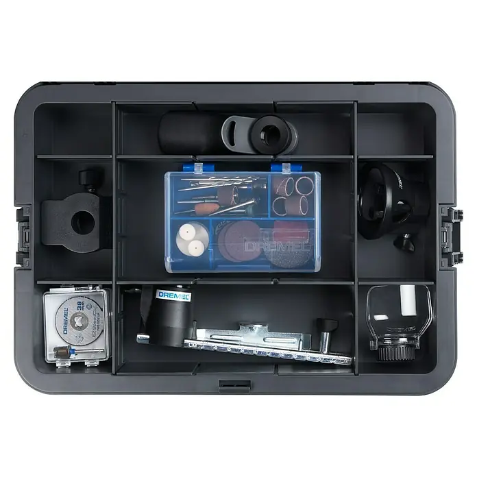 Dremel Akku-Multifunktionswerkzeug DREMEL® 8240 Platinum+ - 12 V, 1 Akku, 2 Ah, 65-tlg. Zubehör + 5 Vorsätze + Tragekoffer - Ein grauer Werkzeugkasten gefüllt mit Dremel-Werkzeugen und Zubehör, wie Schleifscheiben, Bohrer und verschiedenen Aufsätzen.