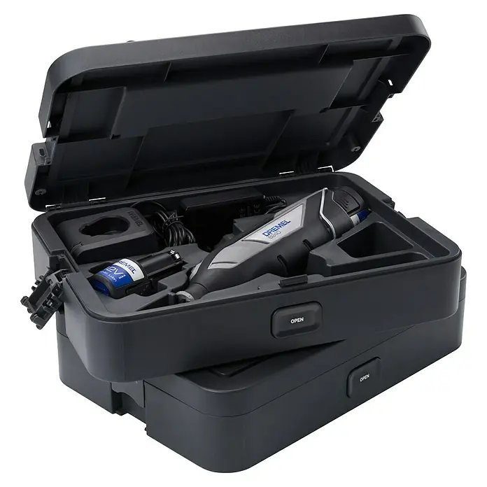 Dremel Akku-Multifunktionswerkzeug DREMEL® 8240 Platinum+ - 12 V, 1 Akku, 2 Ah, 65-tlg. Zubehör + 5 Vorsätze + Tragekoffer - Detaillierte Ansicht eines Dremel Akku-Multifunktionswerkzeugs im Koffer, ideal für Heimwerker- und Bastelarbeiten.