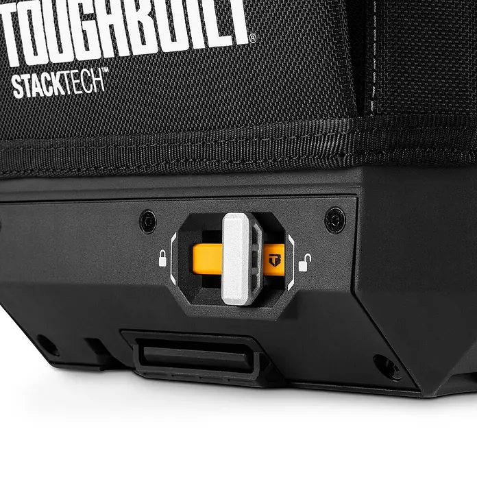 ToughBuilt StackTech Bolsa para herramientas - L x An x Al: 440 x 310 x 340 mm, Poliéster - Primer plano del mecanismo de bloqueo ToughBuilt StackTech, proporcionando una fijación robusta y segura para el almacenamiento de herramientas.