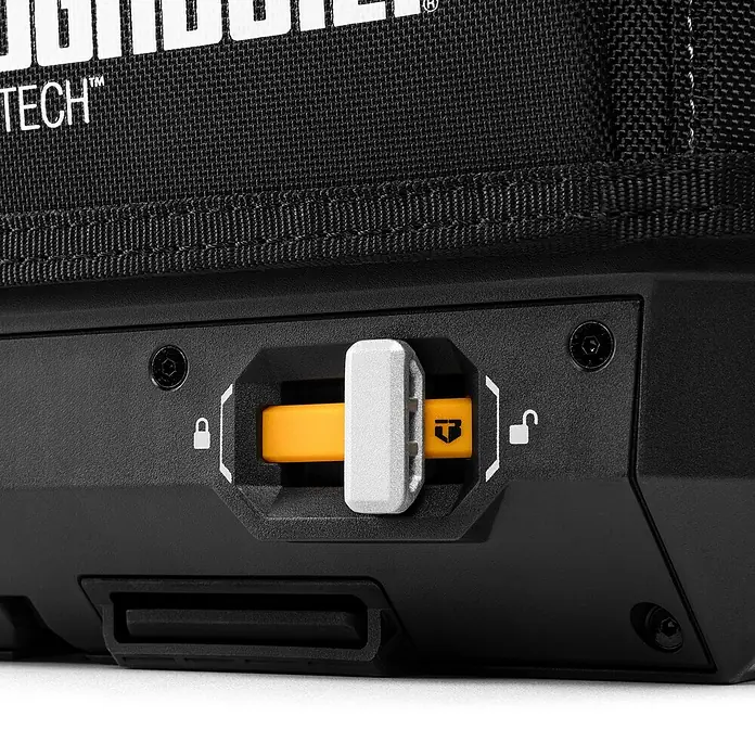 ToughBuilt StackTech Bolsa para herramientas Tool Tote - L x An x Al: 300 x 450 x 350 mm, Poliéster - Primer plano de un producto ToughBuilt, centrándose en el mecanismo de bloqueo que garantiza un cierre seguro.
