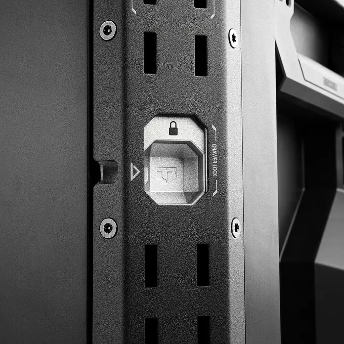ToughBuilt StackTech Caja profesional con ruedas - An x Pr x Al: 52 x 58,5 x 67 cm, Plástico, Número de cajones: 1 ud. - Primer plano de una caja de herramientas negra con cierre de cajón y varios tornillos.