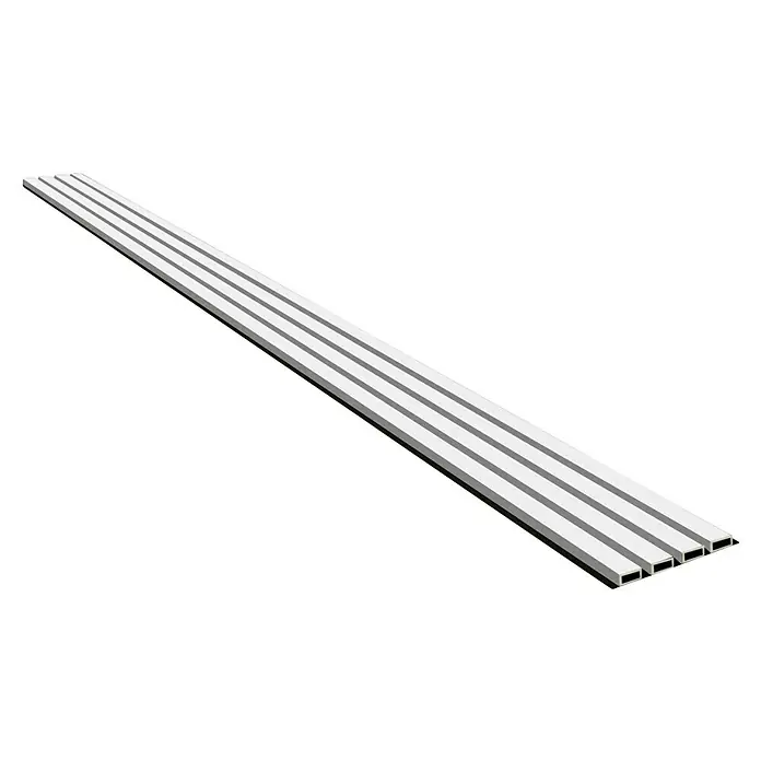 Wandpaneel Outdoor - White, WPC, 2.350 x 219 x 26 mm - Das Bild zeigt vier weiße, rechteckige Metallprofile, die parallel zueinander liegen und einen Schatten werfen, auf einem schwarzen Hintergrund.