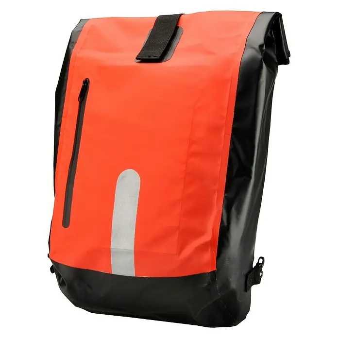 Fischer Gepäckträgertasche - L x B x H: 38 x 31,5 x 12 cm - Nahaufnahme einer orangefarbenen und schwarzen wasserdichten Fahrradtasche mit reflektierendem Streifen und Reißverschlussdetails.
