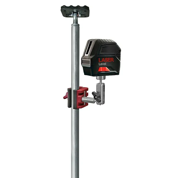 Piher Soporte universal 34061 - Anchura de expansión: 1,8 cm - 4,8 cm, Apertura máxima: 48 mm - Un primer plano de un nivel láser montado, asegurado en un poste y emitiendo un haz láser rojo.