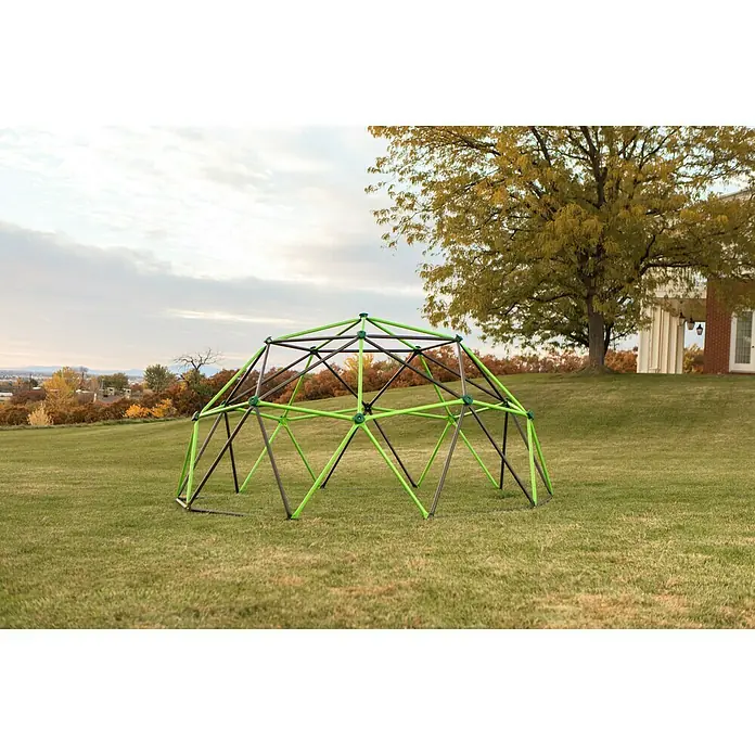 Lifetime Klettergerüst Geodome - 335 x 335 x 168 cm, Metall, Grün, Bronze - Kletterkuppel aus Metall in Grün und Braun auf einer Rasenfläche mit Bäumen und einem Haus im Hintergrund.