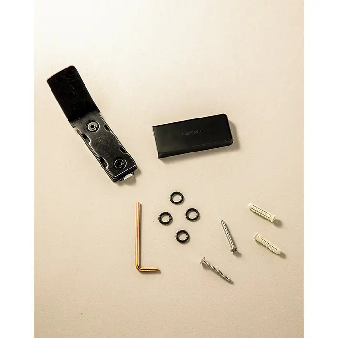 Cosmic Toallero de gancho Nea - 1 ud., Negro, Mate - Una foto de cerca muestra un producto COSMIC junto con una llave Allen, tornillos, tacos y anillos de goma, todo dispuesto sobre una superficie clara.