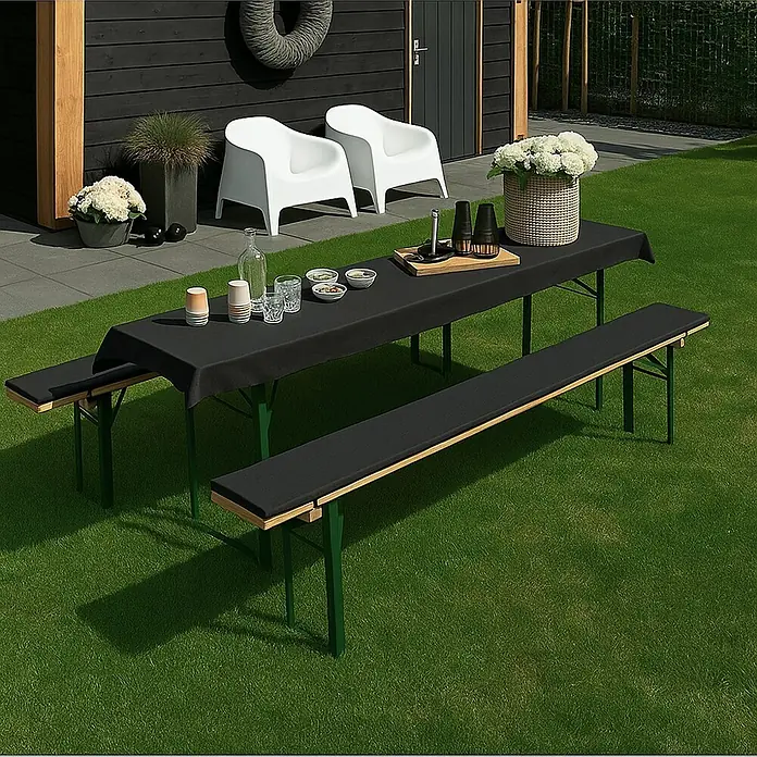 Bierbankauflagen-Set - Anthrazit, 240 x 70 cm, 100 % Polyester, 3 -tlg. - Ein Gartentisch mit schwarzer Tischdecke und Bänken auf einem Rasen. Ideal für Grillpartys und Outdoor-Veranstaltungen.