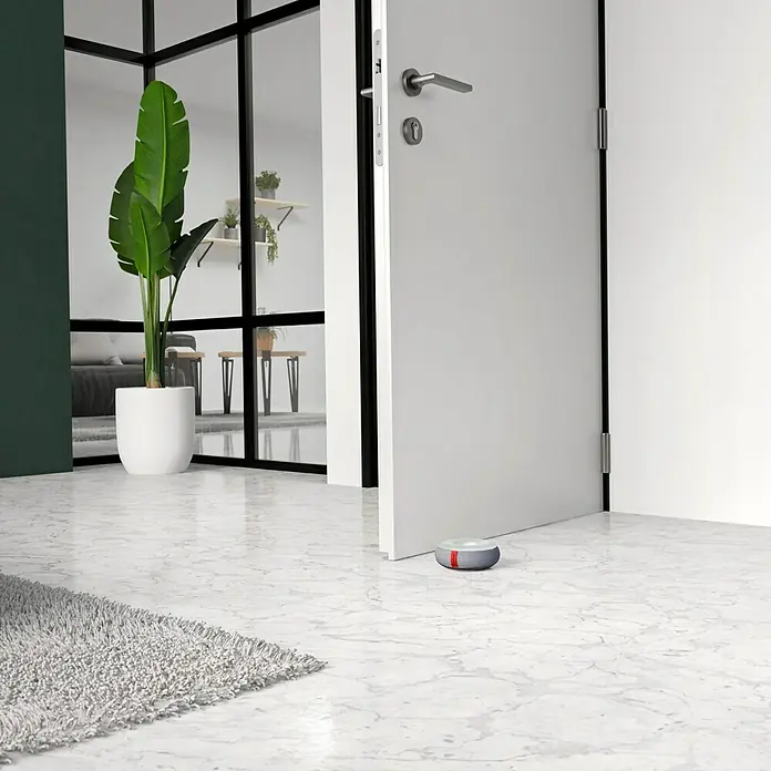 Walteco Türstopper Doornut - Ø x H: 106 x 42 mm, Chrom Matt - Dieser moderne Türstopper in Grau und Rot hält die Tür stilvoll offen und schützt gleichzeitig den Boden.