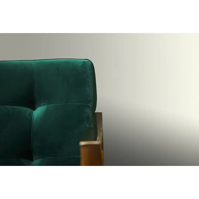 A.S. Création Metropolitan Stories Vliestapete Uni-Flat - Weiß, Uni, 10,05 x 0,53 m - Nahaufnahme eines smaragdgrünen Samtsofas mit Knopfheftung und einem Holzrahmen, der Komfort und Eleganz ausstrahlt.