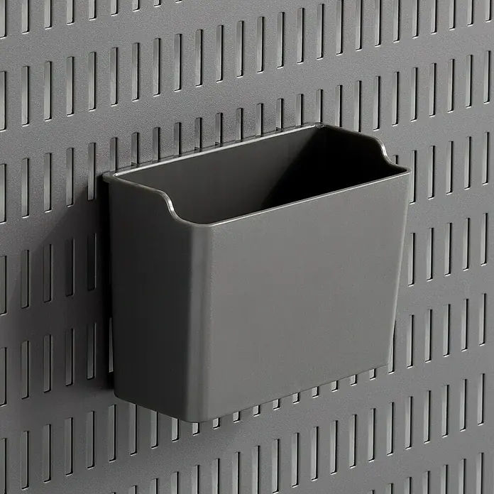 Elfa Garage+ by Elfa Kleinteileeinsatz Becher für Lochwand - L x B x H: 5,9 x 11,2 x 8 cm, Grau matt - Grauer Kunststoffbehälter zur Aufbewahrung an einer Lochwand befestigt, ideal für Werkstatt oder Garage zur Werkzeugaufbewahrung.