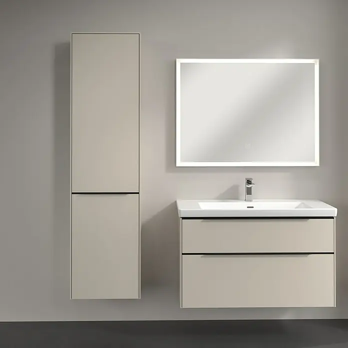 Villeroy & Boch Subway 3.0 Hochschrank - B x T x H: 40 x 36,2 x 171 cm, 1x Klappe mit Wäschekorb, 1x Tür, Cashmere Grey, Farbe Griff: Volcano black, DIN Anschlag: Links - Ein modernes Badezimmer-Set mit einem Hänge-Waschtischunterschrank, einem Spiegelschrank mit Beleuchtung und einem Hochschrank in Beige.