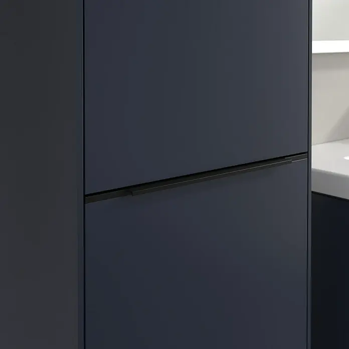 Villeroy & Boch Subway 3.0 Hochschrank - B x T x H: 40 x 36,2 x 171 cm, 1x Klappe mit Wäschekorb, 1x Tür, Marine Blue, Farbe Griff: Volcano black, DIN Anschlag: Links - Detailaufnahme eines modernen, marineblauen Badezimmerschranks mit einem schlanken, schwarzen Griff, der das minimalistische Design unterstreicht.