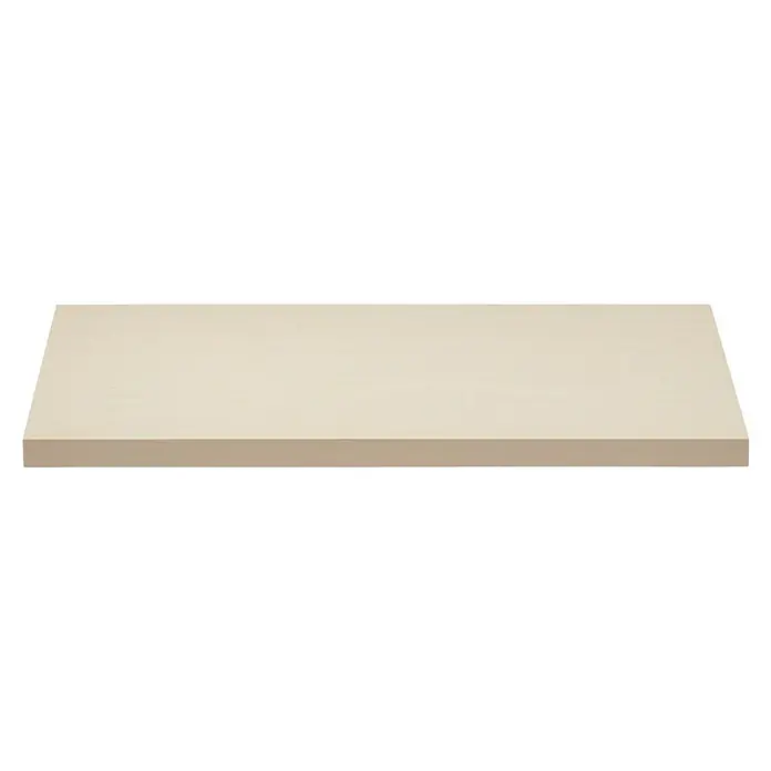 Elfa Décor+ by Elfa Regalboden - L x B x H: 40 x 60 x 2,5 cm, Birke - Nahaufnahme einer eleganten, cremefarbenen Arbeitsplatte, ideal für moderne Küchen- oder Badezimmerdesigns mit sauberer, schlichter Ästhetik.