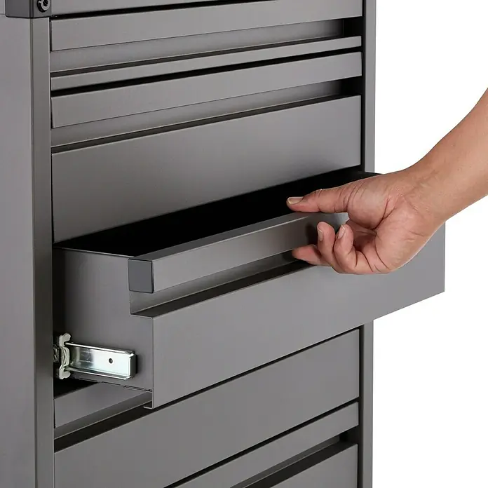 Elfa Garage+ by Elfa Schublade - 49,7 x 55,6 x 12,3 cm, Grau matt - Nahaufnahme eines Werkzeugschranks mit einer Hand, die eine Schublade herauszieht, um die Lagerkapazität des Schranks hervorzuheben.