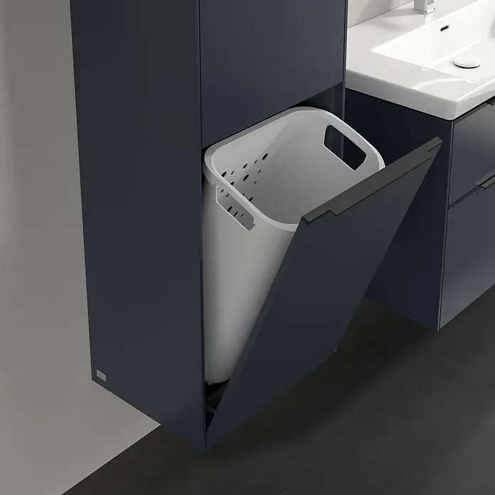 Villeroy & Boch Subway 3.0 Hochschrank - B x T x H: 40 x 36,2 x 171 cm, 1x Klappe mit Wäschekorb, 1x Tür, Marine Blue, Farbe Griff: Volcano black, DIN Anschlag: Links - Dieser Badezimmerschrank in Marineblau verfügt über einen integrierten Wäschekorb mit Kippmechanismus. Der Wäschesammler ist aus weißem Kunststoff.