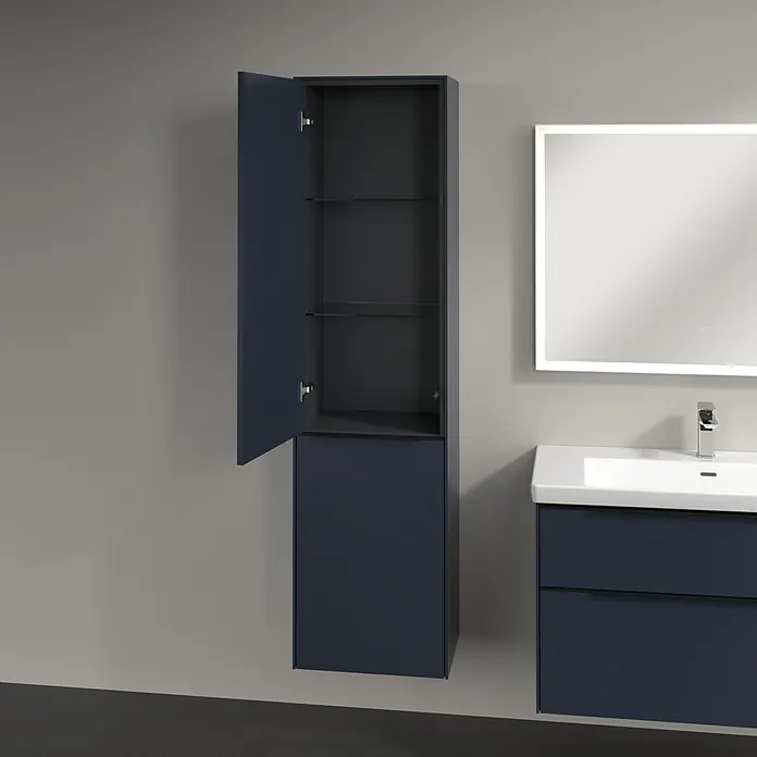 Villeroy & Boch Subway 3.0 Hochschrank - B x T x H: 40 x 36,2 x 171 cm, 1x Klappe mit Wäschekorb, 1x Tür, Marine Blue, Farbe Griff: Volcano black, DIN Anschlag: Links - Moderne Badezimmergestaltung mit einem hochglänzenden, marineblauen Hängeschrank und einem beleuchteten Spiegel über einem Waschtisch.