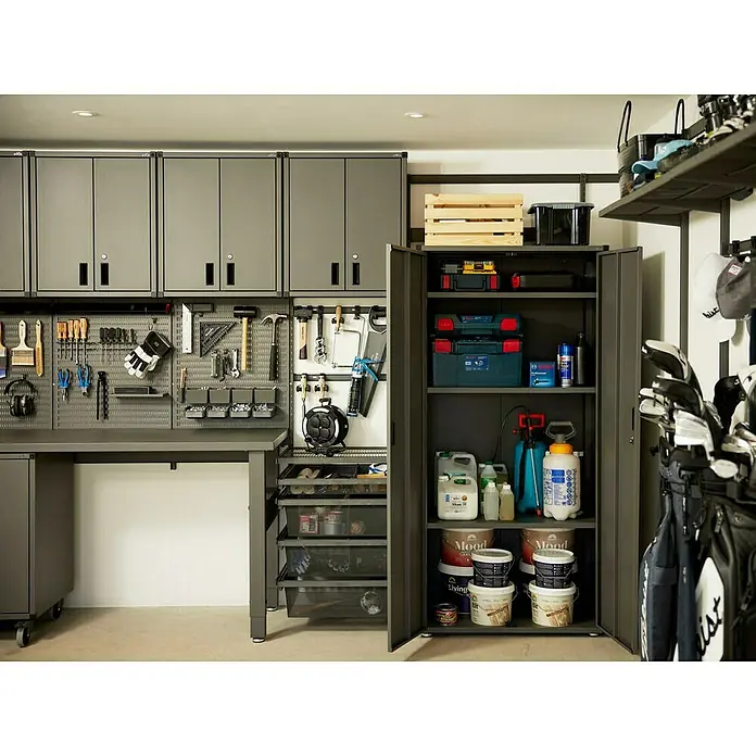 Elfa Garage+ by Elfa Metallgestell für Hochschrak - L x B x H: 53,1 x 90 x 182,4 cm - Werkstatt mit grauem Schrank, Werkbank und Lochwand zur Werkzeugaufbewahrung.