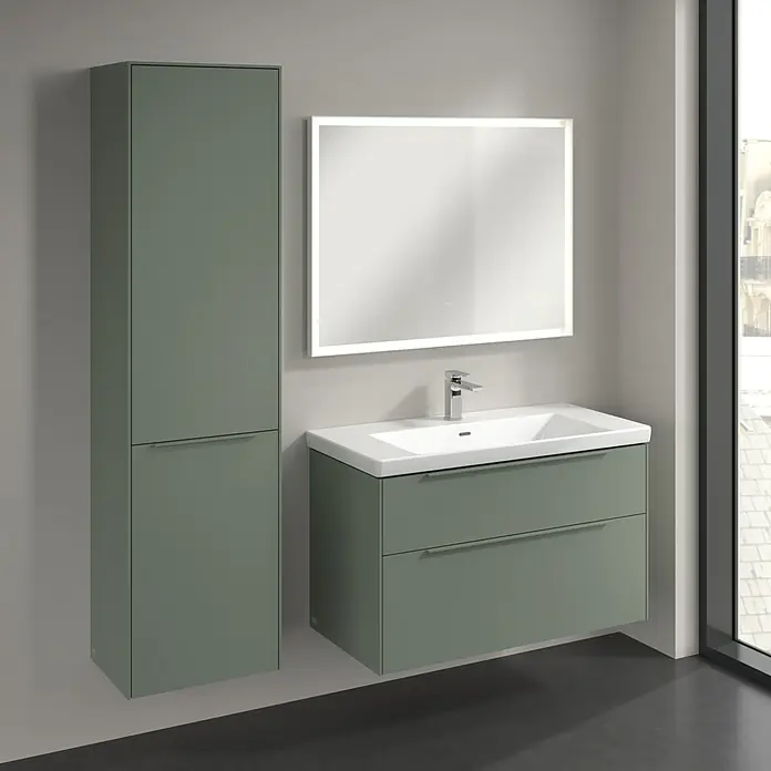 Villeroy & Boch Subway 3.0 Hochschrank - B x T x H: 40 x 36,2 x 171 cm, 1x Klappe mit Wäschekorb, 1x Tür, Soft Green, Farbe Griff: Soft Green, DIN Anschlag: Links - Modernes Badezimmer-Ensemble in Olivgrün mit Waschtischunterschrank, Waschbecken und Spiegelschrank für stilvolle Badgestaltung.