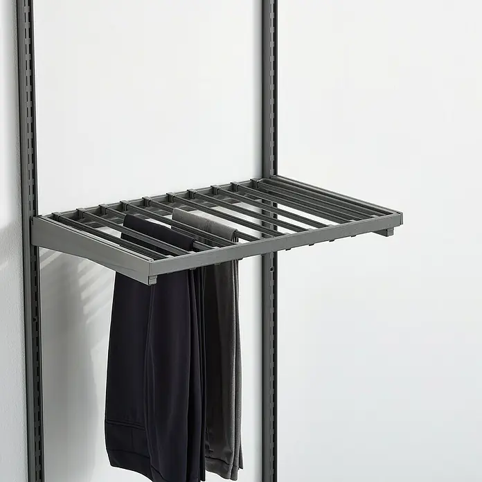 Elfa Décor+ by Elfa Hosenauszug - L x B x H: 40 x 60 x 3,5 cm, Matt grau - Hosenaufhänger-System: Elegante Lösung zur Hosenaufbewahrung. Graue Ausführung, die sich gut in moderne Kleiderschränke integriert.\n