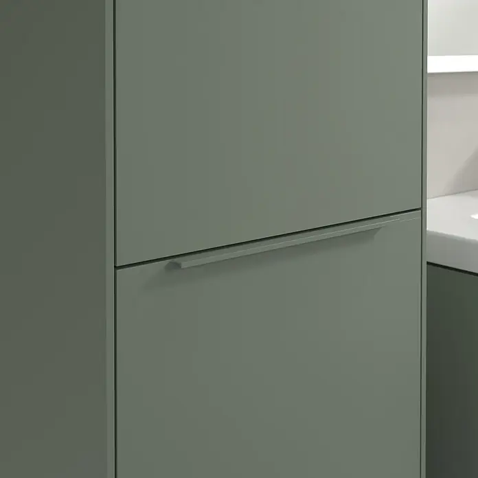 Villeroy & Boch Subway 3.0 Hochschrank - B x T x H: 40 x 36,2 x 171 cm, 1x Klappe mit Wäschekorb, 1x Tür, Soft Green, Farbe Griff: Soft Green, DIN Anschlag: Links - Nahaufnahme eines modernen, olivgrünen Badezimmerschranks mit minimalistischem Griff. Elegantes Design für stilvolle Badezimmer.