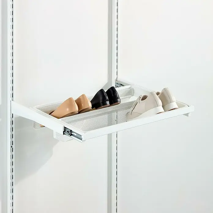 Elfa Décor+ by Elfa Schuhauszug - L x B x H: 40 x 60 x 9,5 cm, Matt weiß, Passend für: Regalsystem Décor by Elfa - Ein ausziehbarer Schuhkorb mit verschiedenen Damenschuhen steht auf einer weißen Regalkonstruktion vor einem weißen Hintergrund.