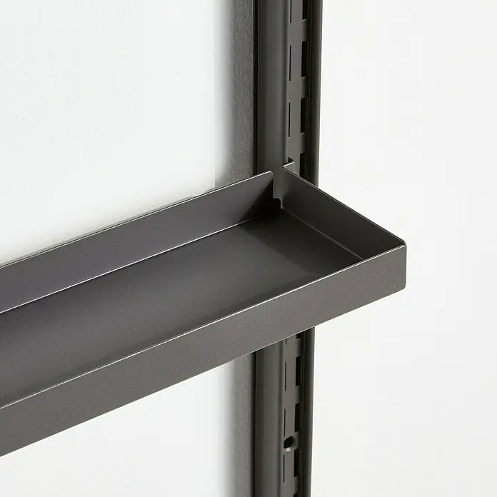 Elfa Décor+ by Elfa Regalboden - L x B x H: 11,7 x 60 x 2,6 cm, Grau - Nahaufnahme eines grauen Metalleinlegebodens, der an einer Wandhalterung befestigt ist. Ideal für stilvolle Aufbewahrung.