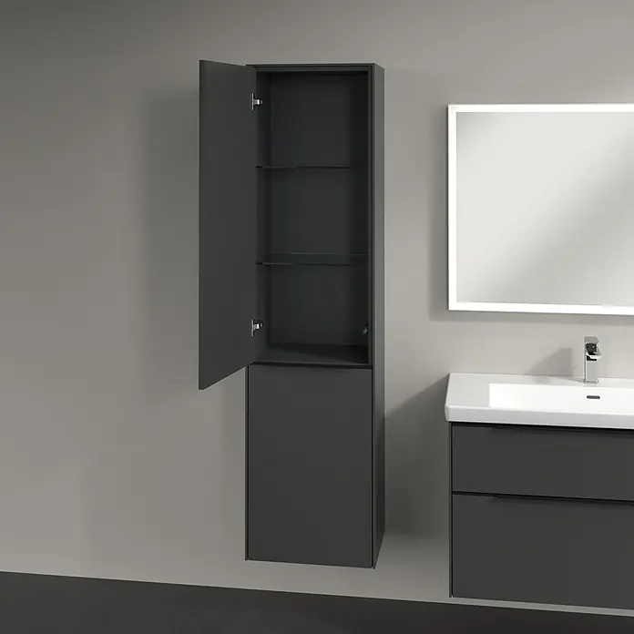 Villeroy & Boch Subway 3.0 Hochschrank - B x T x H: 40 x 36,2 x 171 cm, 1x Klappe mit Wäschekorb, 1x Tür, Graphite, Farbe Griff: Volcano black, DIN Anschlag: Links - Der graue Badezimmerschrank hängt an der Wand mit einer geöffneten Tür, die Glasböden zeigt. Daneben steht ein Waschtisch mit Schubladen und Spiegel.