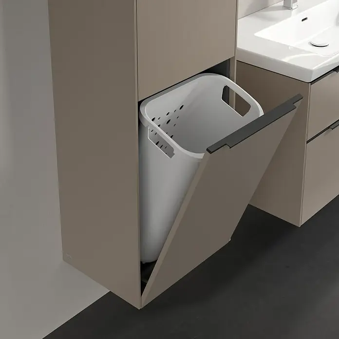 Villeroy & Boch Subway 3.0 Hochschrank - B x T x H: 40 x 36,2 x 171 cm, 1x Klappe mit Wäschekorb, 1x Tür, Taupe, Farbe Griff: Volcano black, DIN Anschlag: Links - Das Bild zeigt einen Badezimmerschrank mit integriertem Wäschekorb, der zur einfachen Nutzung geöffnet ist.