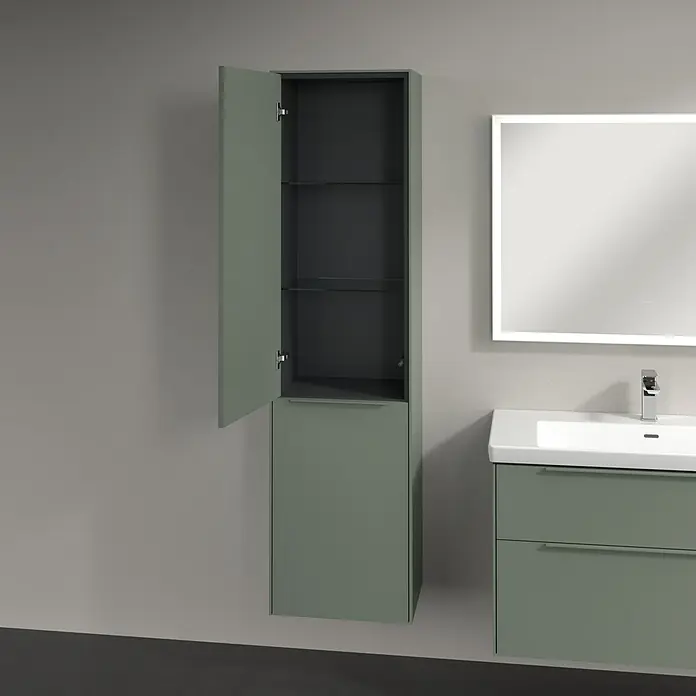 Villeroy & Boch Subway 3.0 Hochschrank - B x T x H: 40 x 36,2 x 171 cm, 1x Klappe mit Wäschekorb, 1x Tür, Soft Green, Farbe Griff: Soft Green, DIN Anschlag: Links - Das Bild zeigt einen grünen Badezimmerschrank mit geöffneter Tür, der drei Glasböden offenbart, neben einem passenden Waschtisch und einem beleuchteten Spiegel.