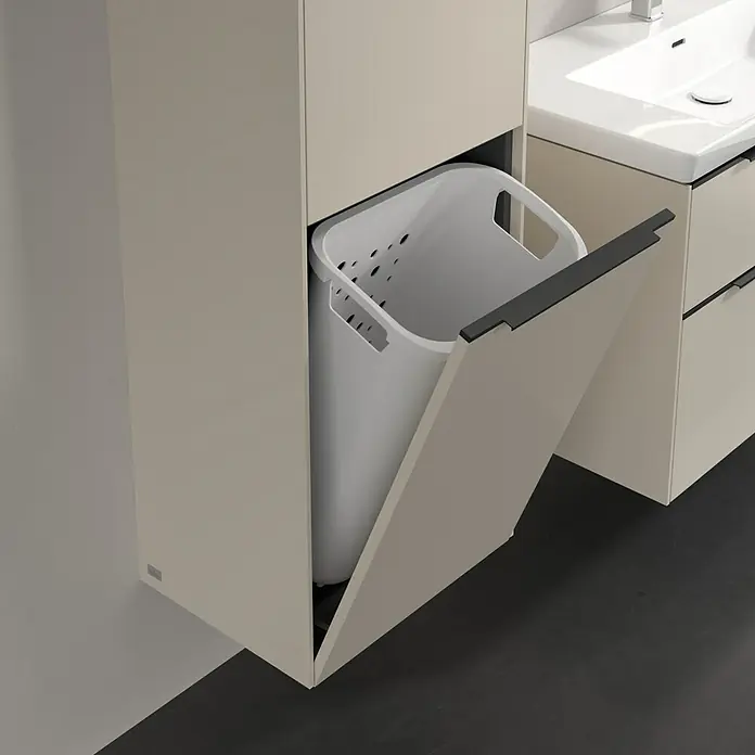 Villeroy & Boch Subway 3.0 Hochschrank - B x T x H: 40 x 36,2 x 171 cm, 1x Klappe mit Wäschekorb, 1x Tür, Cashmere Grey, Farbe Griff: Volcano black, DIN Anschlag: Links - Einbau-Wäschekorb im Badezimmer-Waschtischunterschrank, weiße Wäschebox mit Löchern. Praktisch für kleine Bäder.
