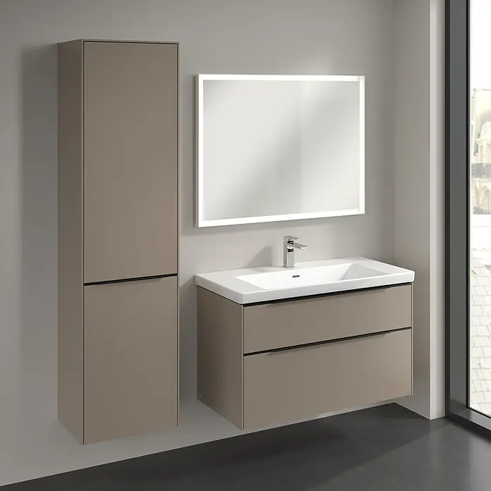 Villeroy & Boch Subway 3.0 Hochschrank - B x T x H: 40 x 36,2 x 171 cm, 1x Klappe mit Wäschekorb, 1x Tür, Taupe, Farbe Griff: Volcano black, DIN Anschlag: Links - Elegantes Badezimmer-Set mit Hochschrank, Waschtisch mit Schubladen und beleuchtetem Spiegel für ein modernes Ambiente.