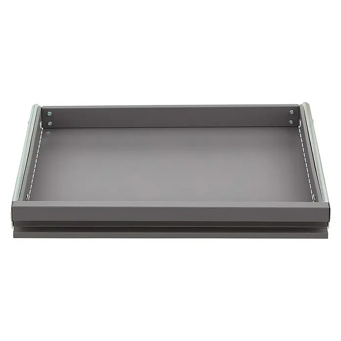 Elfa Garage+ by Elfa Schublade - 49,7 x 55,6 x 5,9 cm, Grau matt - Nahaufnahme einer grauen Schublade mit stabilen Metallrahmen und einem glatten, grauen Boden. Das Produkt ist schlicht und funktional.