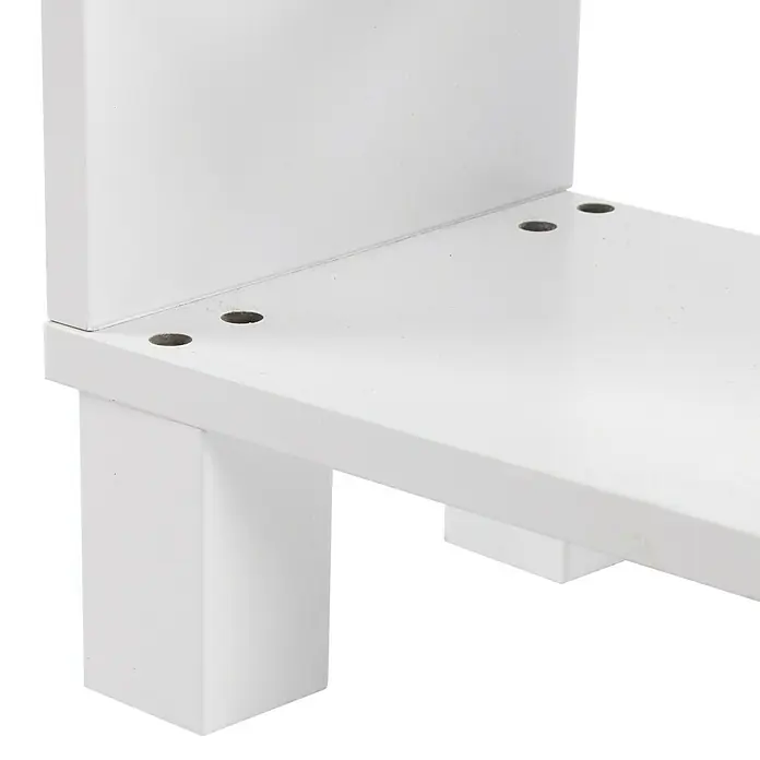 Versa Carro de cocina - L x An x Al: 50 x 15 x 79 cm, Blanco - Vista detallada de una estantería blanca. La estantería presenta agujeros de montaje y un diseño robusto. Ideal para soluciones de almacenamiento elegantes.