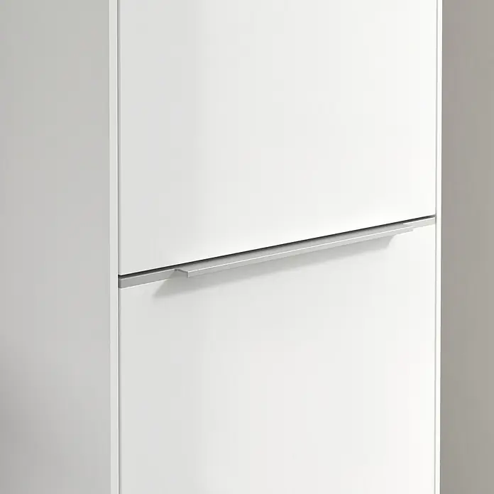 Villeroy & Boch Subway 3.0 Hochschrank - B x T x H: 40 x 36,2 x 171 cm, 1x Klappe mit Wäschekorb, 1x Tür, Brilliant White, Farbe Griff: Aluminium glänzend, DIN Anschlag: Rechts - Eine Nahaufnahme eines weißen Schranks mit einem modernen silbernen Griff, der das minimalistische Design hervorhebt.