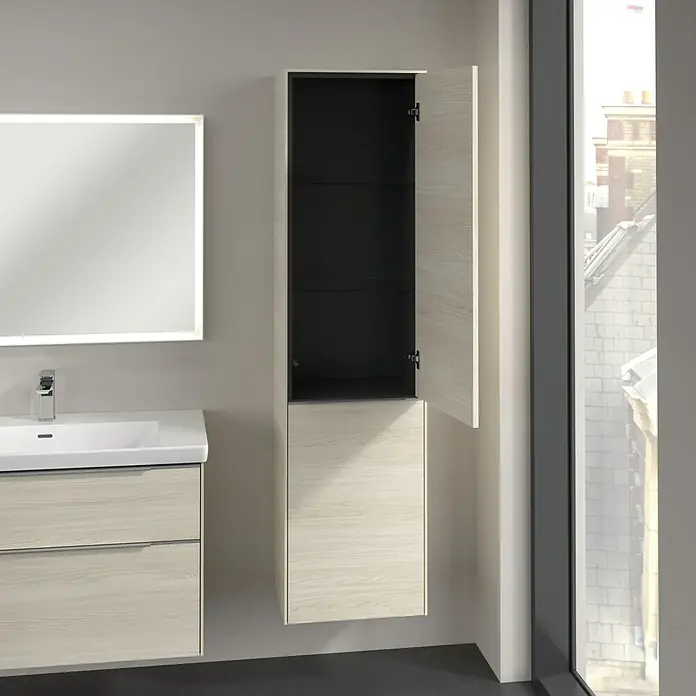 Villeroy & Boch Subway 3.0 Hochschrank - B x T x H: 40 x 36,2 x 171 cm, 1x Klappe mit Wäschekorb, 1x Tür, White Oak, Farbe Griff: Aluminium glänzend, DIN Anschlag: Rechts - Badezimmer mit Waschtisch, Spiegel und einem offenen, hohen Hängeschrank in heller Holzoptik.