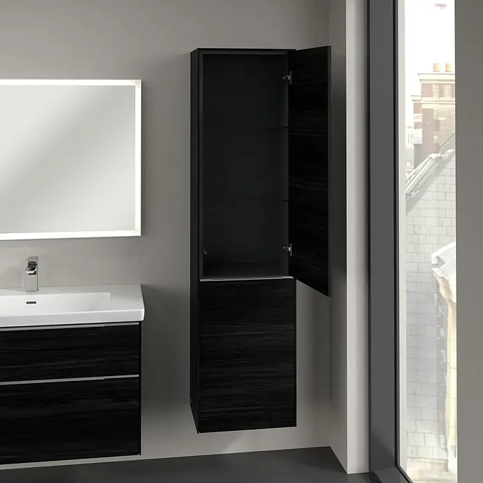 Villeroy & Boch Subway 3.0 Hochschrank - B x T x H: 40 x 36,2 x 171 cm, 1x Klappe mit Wäschekorb, 1x Tür, Black Oak, Farbe Griff: Aluminium glänzend, DIN Anschlag: Rechts - Ein Badezimmer-Waschtisch mit einem beleuchteten Spiegel und einem hochschrank mit einer offenen Tür.