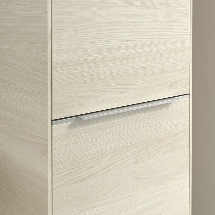 Villeroy & Boch Subway 3.0 Hochschrank - B x T x H: 40 x 36,2 x 171 cm, 1x Klappe mit Wäschekorb, 1x Tür, White Oak, Farbe Griff: Aluminium glänzend, DIN Anschlag: Rechts - Nahaufnahme eines modernen Schuhschranks mit hellen Holzfronten und einem schlanken, silberfarbenen Griff. Praktische und stilvolle Möbelaufbewahrung.