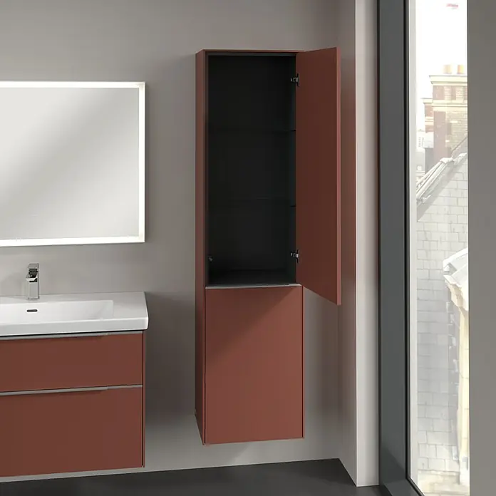 Villeroy & Boch Subway 3.0 Hochschrank - B x T x H: 40 x 36,2 x 171 cm, 1x Klappe mit Wäschekorb, 1x Tür, Wine Red, Farbe Griff: Aluminium glänzend, DIN Anschlag: Rechts - Modernes Badezimmer mit einem offenen, hochformatigen, terracottafarbenen Hängeschrank, der Stauraum bietet und das Design ergänzt.