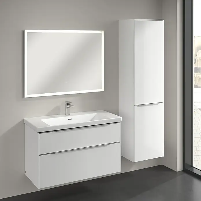 Villeroy & Boch Subway 3.0 Hochschrank - B x T x H: 40 x 36,2 x 171 cm, 1x Klappe mit Wäschekorb, 1x Tür, Brilliant White, Farbe Griff: Aluminium glänzend, DIN Anschlag: Rechts - Badezimmer mit weißem Waschtisch mit zwei Schubladen, beleuchtetem Spiegel und Hochschrank.