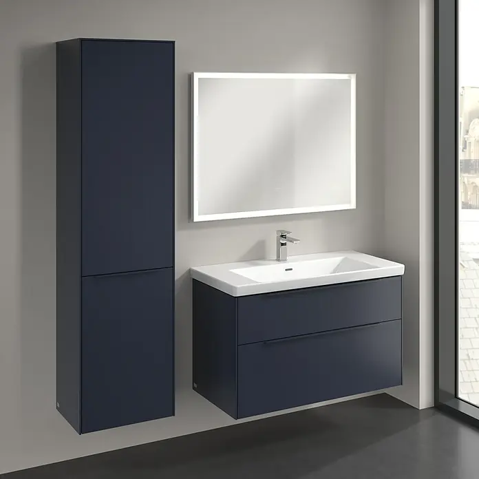 Villeroy & Boch Subway 3.0 Hochschrank - B x T x H: 40 x 36,2 x 171 cm, 1x Klappe mit Wäschekorb, 1x Tür, Marine Blue, Farbe Griff: Marine Blue, DIN Anschlag: Links - Badezimmer-Set mit marineblauem Waschbeckenunterschrank und Hochschrank sowie beleuchtetem Spiegel. Stilvolles Design für moderne Bäder.