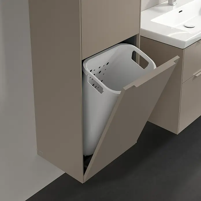 Villeroy & Boch Subway 3.0 Hochschrank - B x T x H: 40 x 36,2 x 171 cm, 1x Klappe mit Wäschekorb, 1x Tür, Taupe, Farbe Griff: Taupe, DIN Anschlag: Links - Detailaufnahme eines Badezimmerschranks mit integriertem Wäschekorb, der zur einfachen Nutzung herausgezogen ist. Moderne Badmöbel.