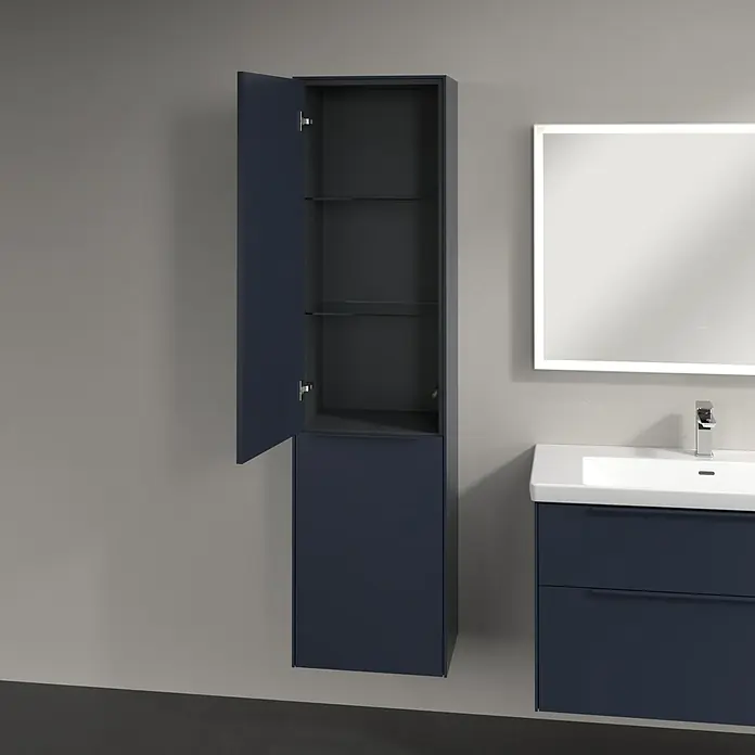 Villeroy & Boch Subway 3.0 Hochschrank - B x T x H: 40 x 36,2 x 171 cm, 1x Klappe mit Wäschekorb, 1x Tür, Marine Blue, Farbe Griff: Marine Blue, DIN Anschlag: Links - Bild eines Badezimmers mit einem Waschbeckenunterschrank und einem hochhängenden Schrank in dunklem Blau mit Glasböden.