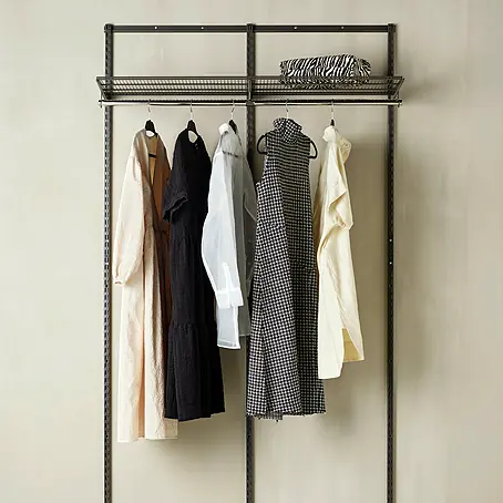 Elfa Classic by Elfa Garderoben-Set Kleiderständer-System mit einer Ablage und verschiedenen Kleidungsstücken. Praktische Aufbewahrungslösung für Kleidung.