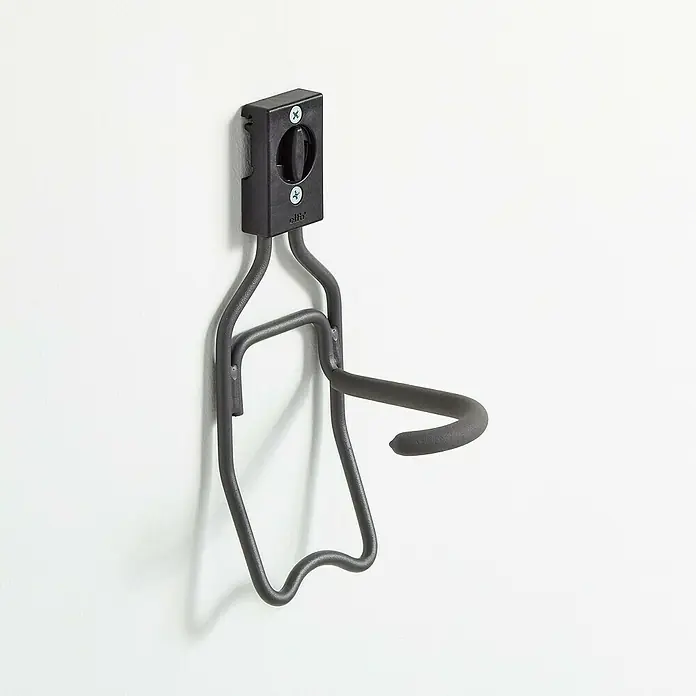 Elfa Garage+ by Elfa Fahrradhaken - L x B x H: 14,3 x 9,8 x 27,5 cm - Nahaufnahme einer grauen Elfa-Wandhalterung, die an einer weißen Wand befestigt ist und zur Aufbewahrung von Gegenständen dient.