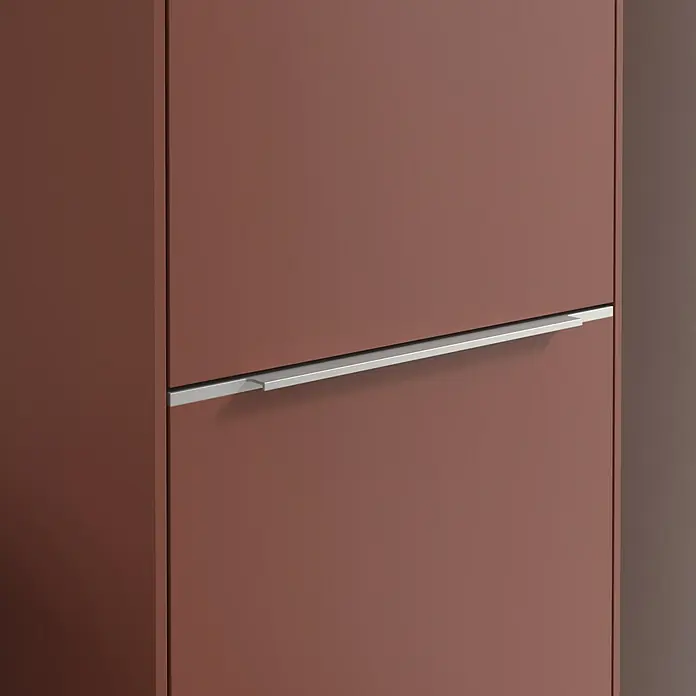 Villeroy & Boch Subway 3.0 Hochschrank - B x T x H: 40 x 36,2 x 171 cm, 1x Klappe mit Wäschekorb, 1x Tür, Wine Red, Farbe Griff: Aluminium glänzend, DIN Anschlag: Rechts - Nahaufnahme eines modernen braunen Schranks mit einem eleganten silbernen Griff. Stilvolles Möbelstück für ein modernes Zuhause.